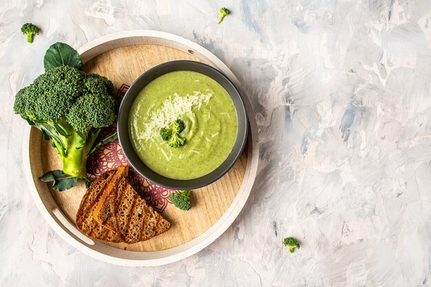 Deliziosa zuppa di broccoli con parmigiano. Piatto vegetariano