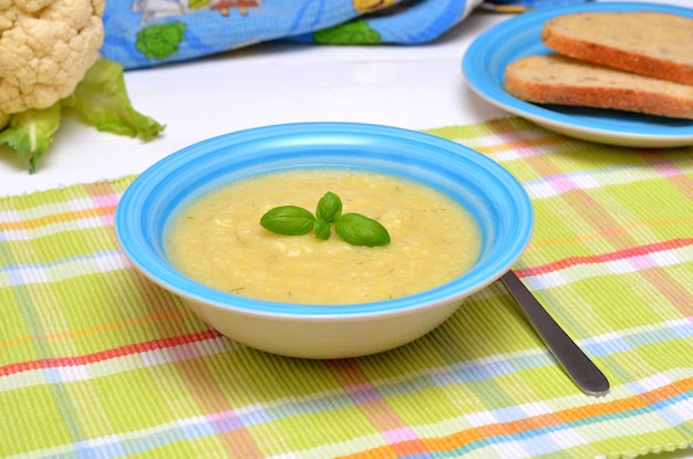 Deliziosa zuppa di cavolfiore vegetale in una ciotola da vicino