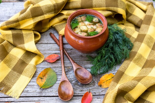 Deliziosa zuppa di funghi con crostini di pane in stile autunnale