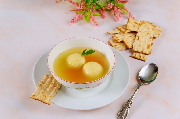 Deliziosa zuppa di palline matzo con pane alle carote e matzos.