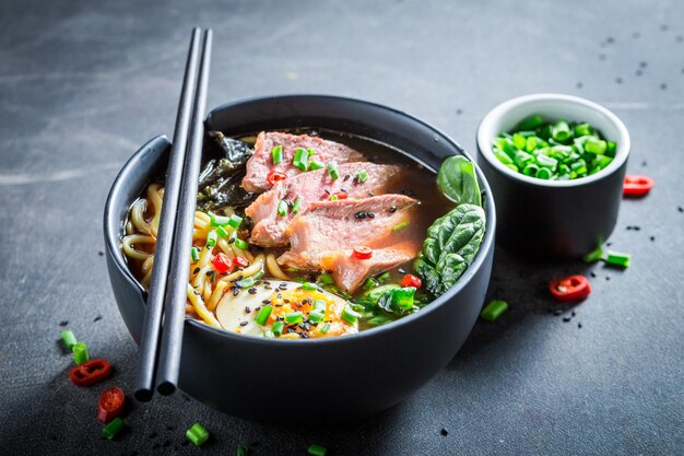 Deliziosa zuppa di ramen con tagliatelle e spinaci