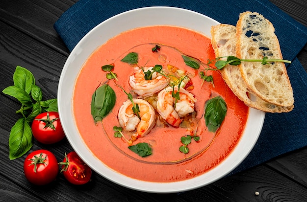 Deliziosa zuppa fredda di pomodoro o gazpacho con gamberi