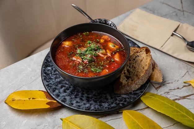 deliziosa zuppa preparata nel ristorante dallo chef