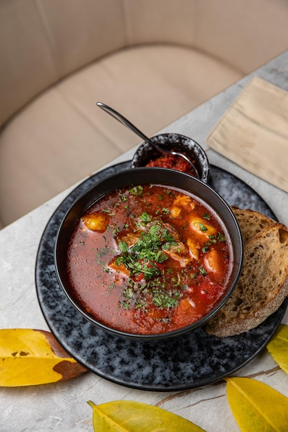 deliziosa zuppa preparata nel ristorante dallo chef