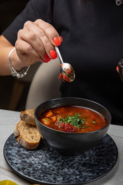 deliziosa zuppa preparata nel ristorante dallo chef