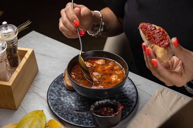 deliziosa zuppa preparata nel ristorante dallo chef