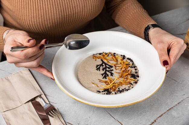 deliziosa zuppa preparata nel ristorante