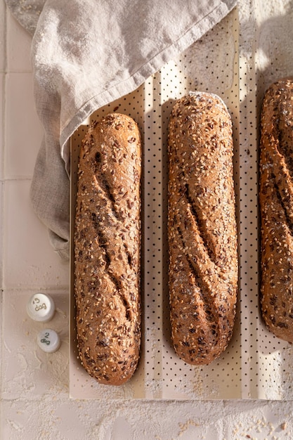 Deliziose baguette a grano intero cotte in semi di sesamo e lino