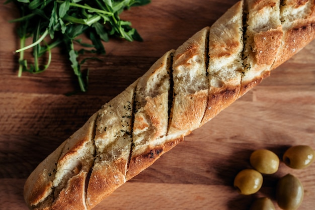 Deliziose baguette mediterranee, close-up, vista dall&#39;alto.