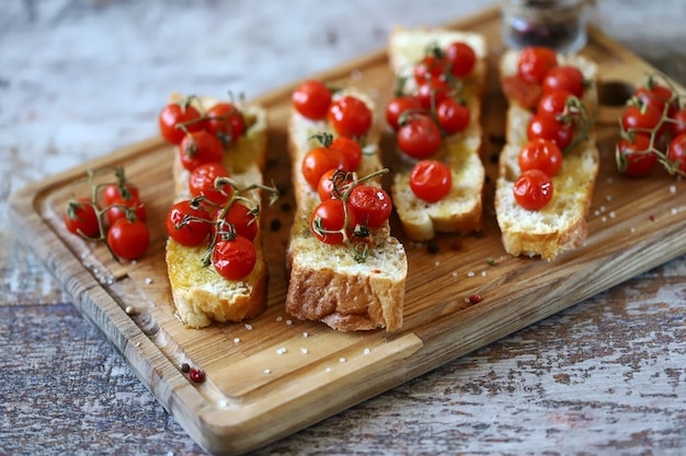 Deliziose bruschette con pomodorini e olio d'oliva