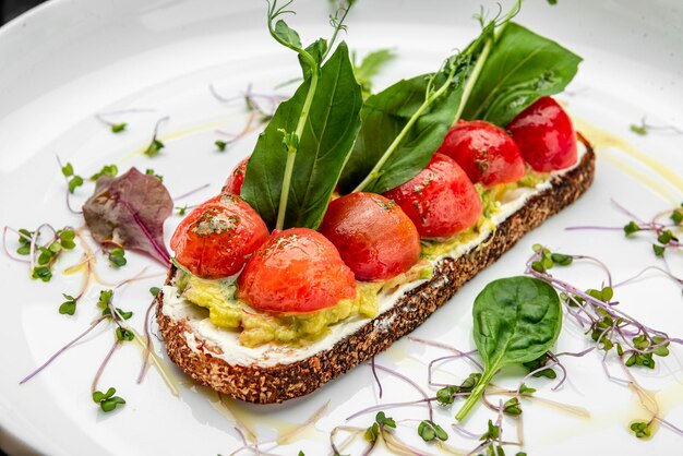 Deliziose bruschette con salsa di gluacomoli al formaggio cremoso e pomodorini