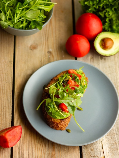 deliziose bruschette vegetariane con avocado e verdure per colazione