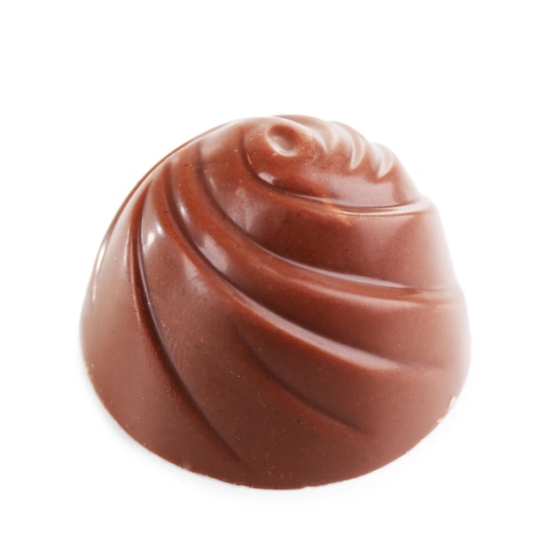 Deliziose caramelle al cioccolato isolate su bianco