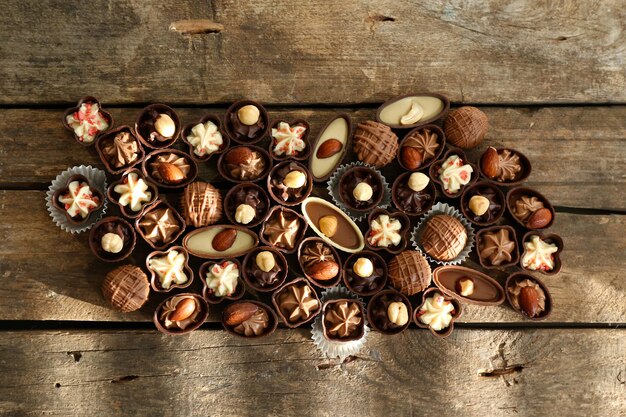 Deliziose caramelle al cioccolato su fondo di legno, primi piani