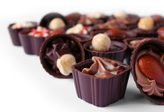 Deliziose caramelle al cioccolato su sfondo bianco, primi piani
