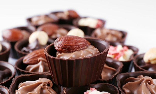 Deliziose caramelle al cioccolato su sfondo bianco, primi piani