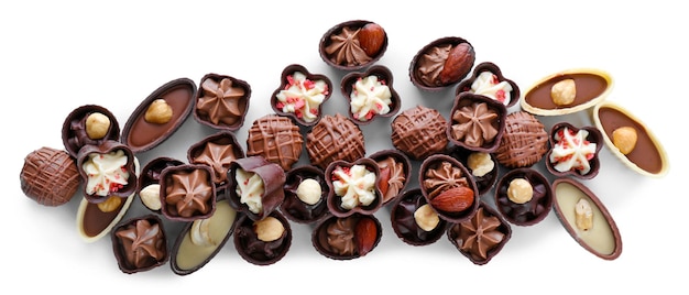 Deliziose caramelle al cioccolato su sfondo bianco