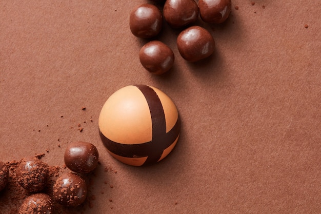 deliziose caramelle al cioccolato su sfondo marrone