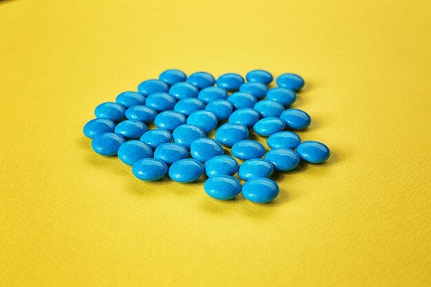Deliziose caramelle blu su sfondo colorato