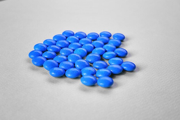 Deliziose caramelle blu su uno sfondo colorato