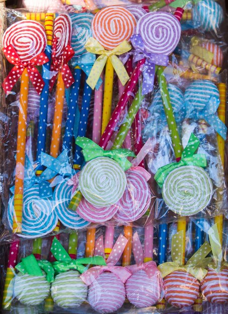 deliziose caramelle colorate a spirale e dolci per bambini