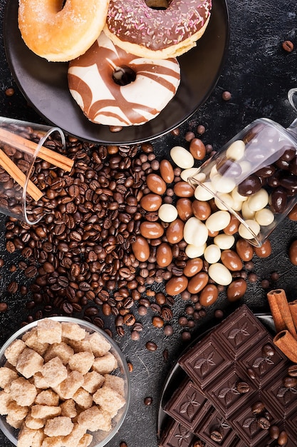 Deliziose caramelle e dolci su una tavola di legno scuro. Foto da studio. Vista dall'alto