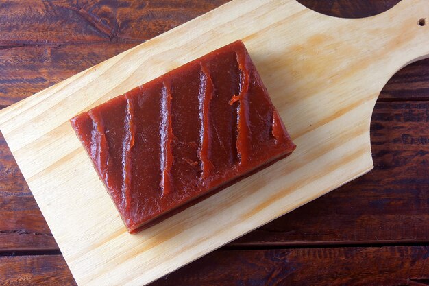 Deliziose caramelle Guava su una tavola di legno