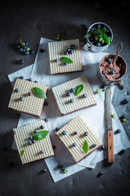 Deliziose cialde con mirtilli freschi e cioccolato