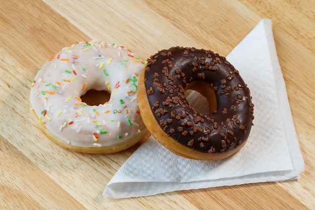 Deliziose ciambelle con glassa bianca e cioccolato