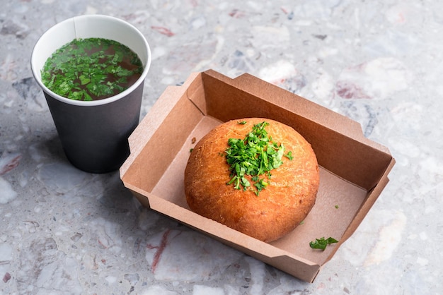 Deliziose ciambelle di carne e brodo in un bicchiere di carta