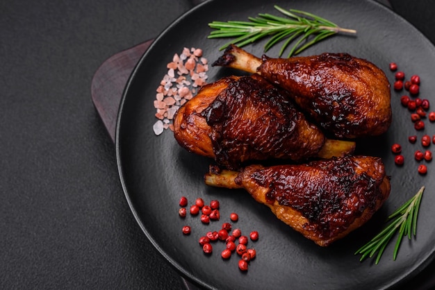 Deliziose cosce di pollo alla griglia con spezie ed erbe aromatiche in salsa teriyaki