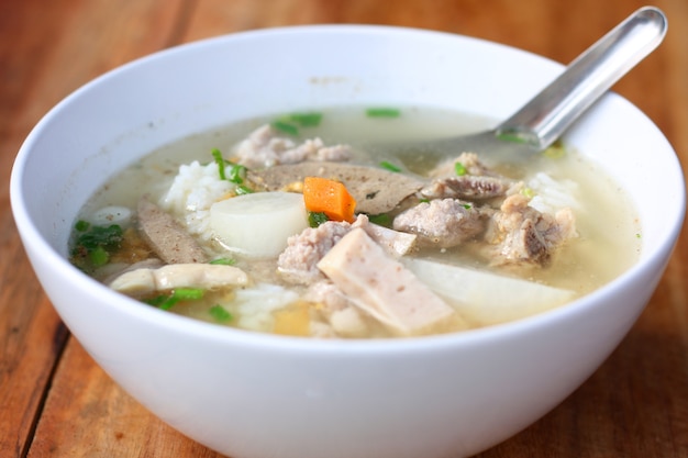 Deliziose costine di maiale tradizionali Costine di riso Zuppa di minestra di pasta vietnamita in bianco bo