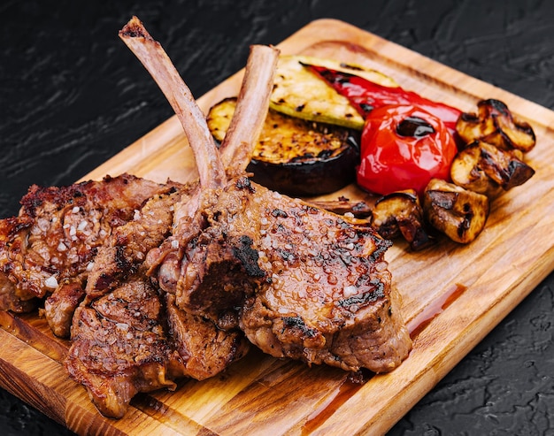 Deliziose costolette di agnello alla griglia con verdure a bordo