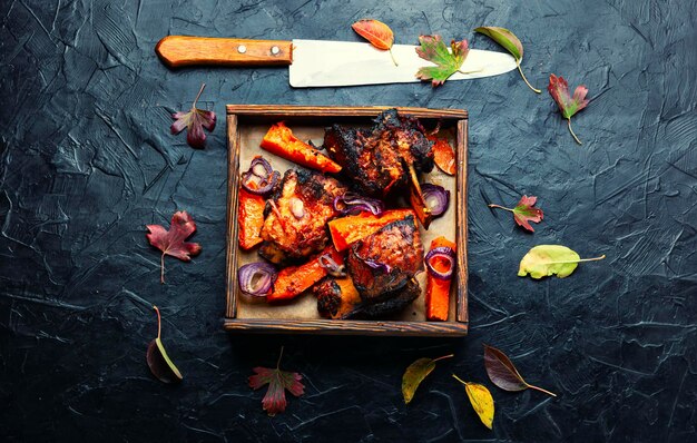 Deliziose costolette di manzo alla griglia. Carne di vitello arrosto con fettine di zucca