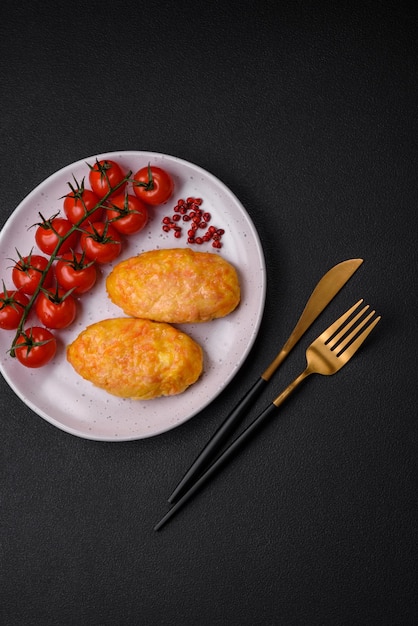 Deliziose cotolette al vapore con carote formaggio sale e spezie