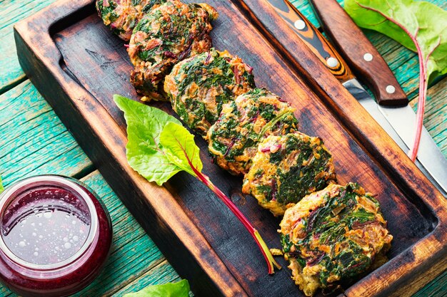 Deliziose cotolette di bietole fatte in casa. Cotolette vegetariane con salsa di frutta. Cibo vegano.