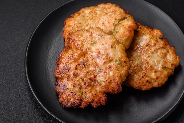 Deliziose cotolette di carne di pollo fritta fresca con spezie salate ed erbe