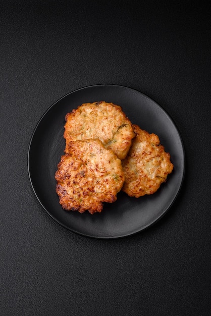 Deliziose cotolette di carne di pollo fritta fresca con spezie salate ed erbe