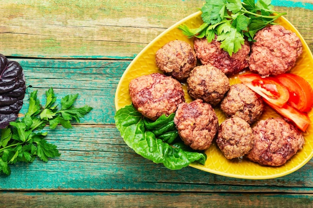 Deliziose cotolette di vitello dietetiche. Cotolette al vapore e verdure a fette