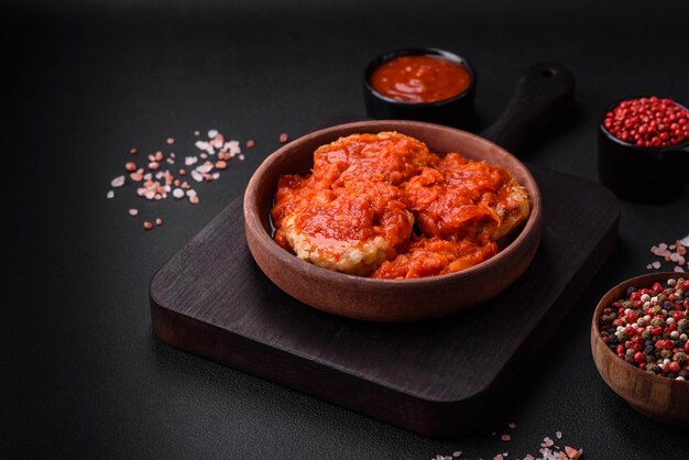 Deliziose cotolette fresche o polpette con spezie erbe e salsa di pomodoro