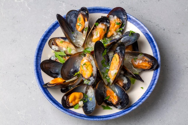 Deliziose cozze di mare con salsa di prezzemolo e limone. Deliziose cozze al vapore.