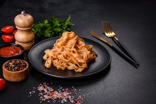 Deliziose e appetitose tagliatelle di pasta al sugo di pomodoro e parmigiano