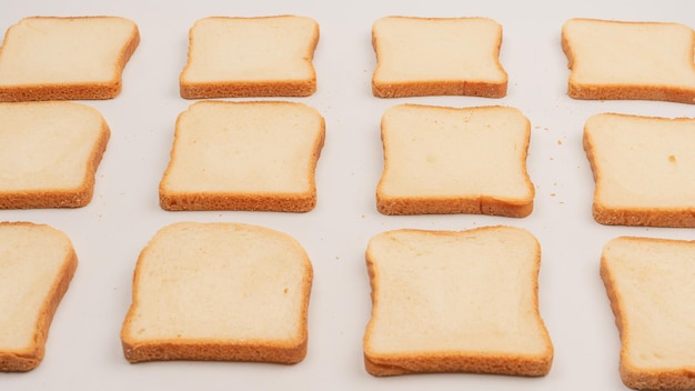 Deliziose fette di pane isolate su uno sfondo bianco vista dall'alto