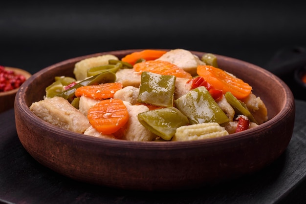 Deliziose fettine di pollo e verdure al vapore carote broccoli asparagi fagioli