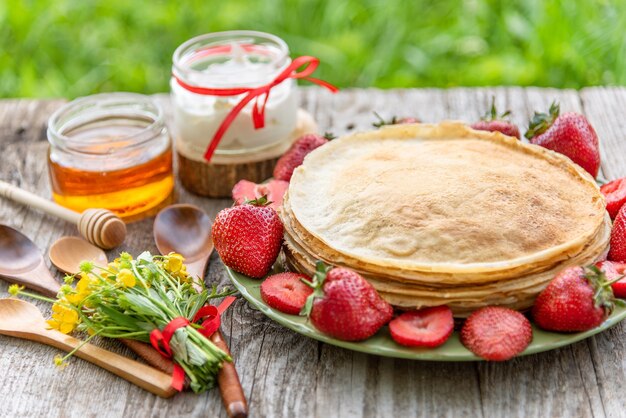 Deliziose frittelle con fragole per colazione.