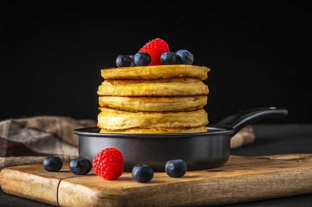 Deliziose frittelle con frutti di bosco freschi