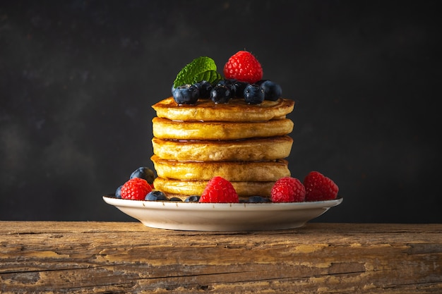 Deliziose frittelle con frutti di bosco freschi