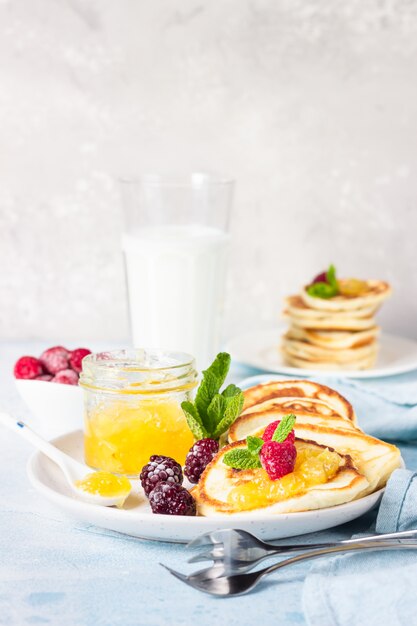 Deliziose frittelle con frutti di bosco