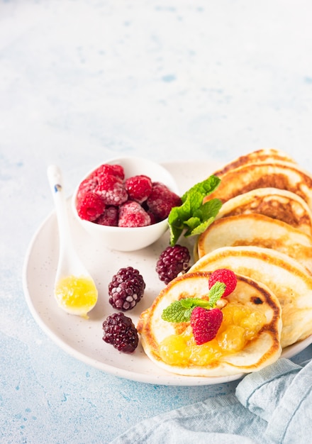 Deliziose frittelle con frutti di bosco