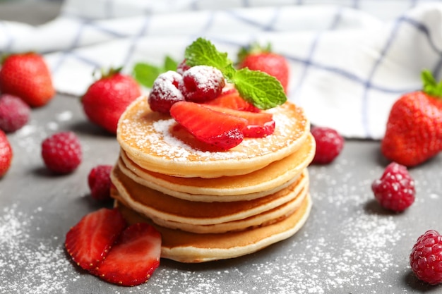 Deliziose frittelle con lampone e fragola sul tavolo